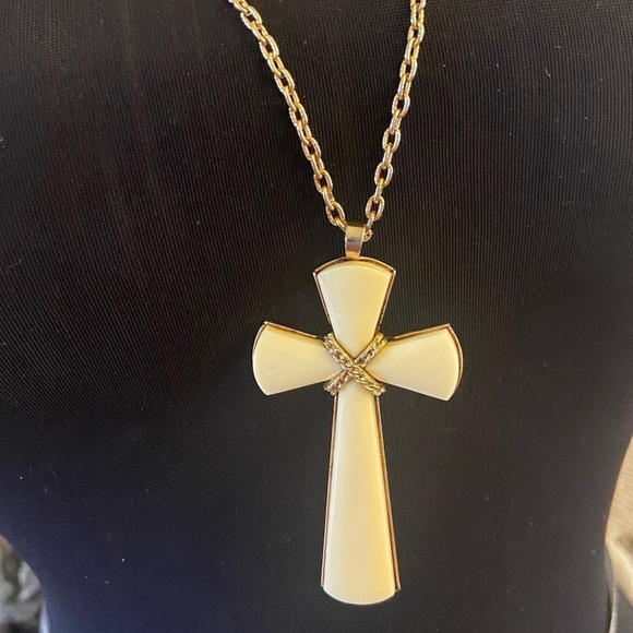 Vintage Avon Juliet Cross Pendant Necklace - Picture 8 of 10